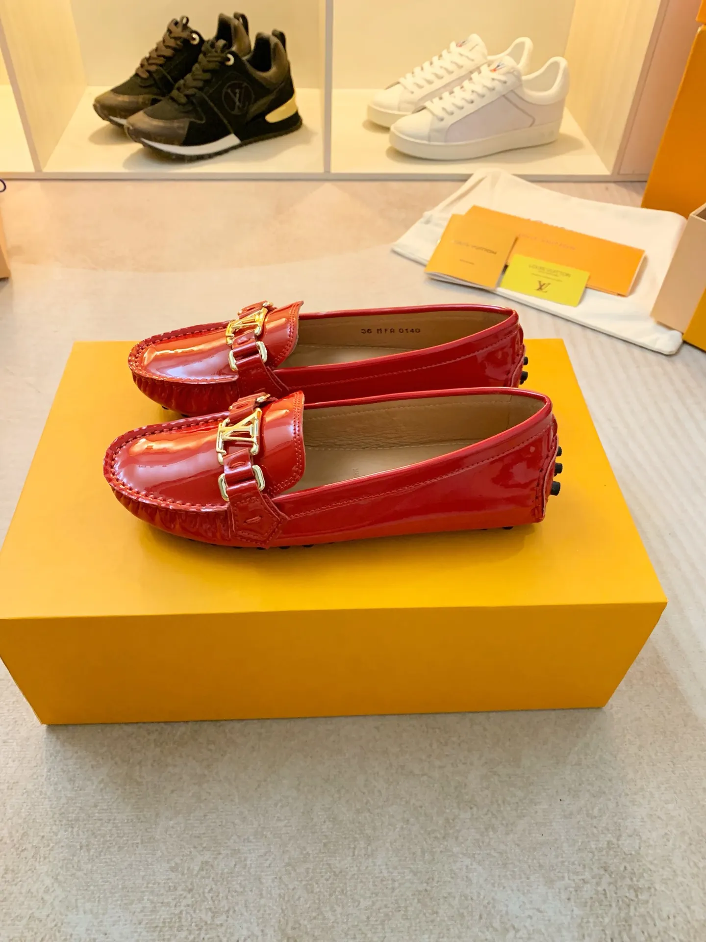 p460💰Couple model❤️🇫🇷 𝙇𝙤𝙪𝙞𝙨 𝙑𝙪𝙞𝙩𝙩𝙤𝙣 🇫🇷Louis Vuitton 2023 Classic𝓛𝓿 𝓣𝓻𝓪𝓲𝓷𝓮𝓻 Sports Series ➪➪➪¯ [Arizona Doudou Shoes Series] ▪️▪️▪️Arizona slip-on shoes are made of Monogram Eclipse canvas. Its hand-painted and dyed edges and hand-sewn uppers fully demonstrate Louis Vuitton's traditional shoemaking craftsmanship. This slip-on shoe is very lightweight. The integrated tongue and upper make it particularly comfortable and flexible. The soft outsole is equipped with rubber padding. Decorated with matching sash. Detailed features: ☑️Monogram Eclipse canvas ☑️Black Eclipse pattern ☑️Hand-painted shoe edges ☑️Hand-sewn uppers (each pair takes time to process) ☑️Integrated tongue and upper construction ☑️Outsole equipped with rubber lining ☑️size: 35_46